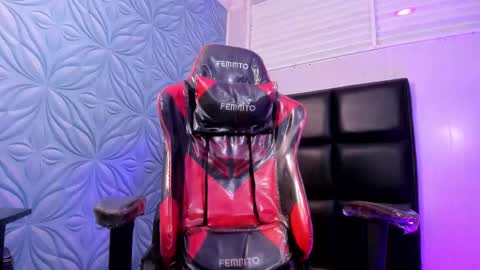 MAX online show from November 11, 2025, 9:37 pm