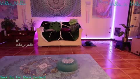 milla_milla online show from December 8, 2024, 9:13 am