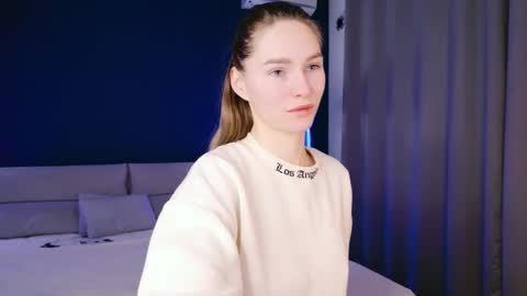 Mila online show from November 16, 2025, 7:58 am