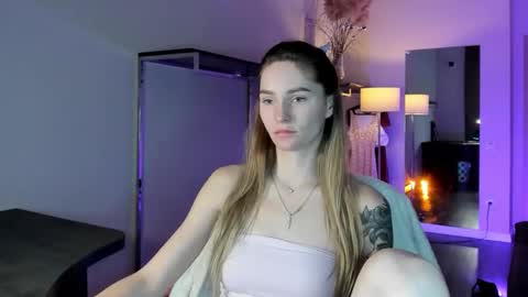 Mila online show from December 4, 2025, 7:17 am