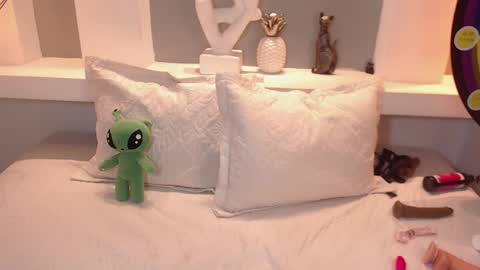 Snapshot of milu_w4llace chatting on September 20, 2025, 1:39 am Milu Wallace online show from September 20, 2025, 1:39 am