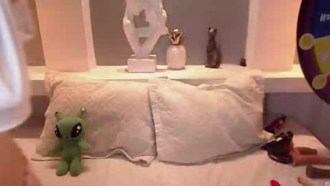 Snapshot of milu_w4llace chatting on October 3, 2025, 1:02 am Milu Wallace online show from October 3, 2025, 1:02 am