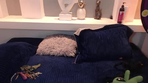 Snapshot of milu_w4llace chatting on October 21, 2025, 11:38 pm Milu Wallace online show from October 21, 2025, 11:38 pm