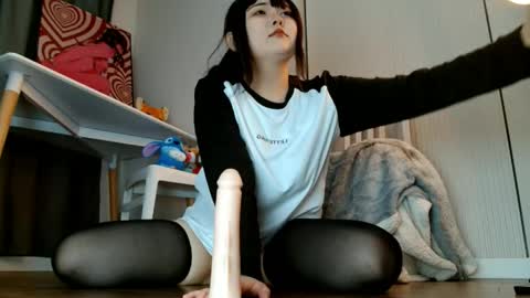 Minji online show from April 5, 2026, 12:57 pm