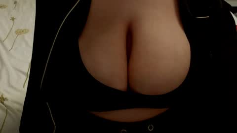 minka0 online show from May 18, 2026, 8:03 pm