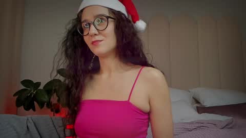 Snapshot of mira_kraviz chatting on January 1, 2025, 11:38 am Mira online show from January 1, 2025, 11:38 am