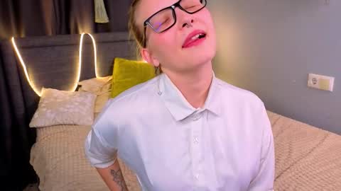Lina online show from October 19, 2025, 9:26 pm