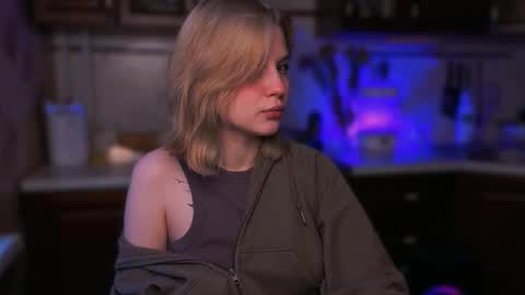 Snapshot of mirrameow chatting on November 17, 2025, 7:03 am Mira online show from November 17, 2025, 7:03 am