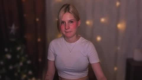 Snapshot of mirrameow chatting on December 3, 2025, 9:57 pm Mira online show from December 3, 2025, 9:57 pm