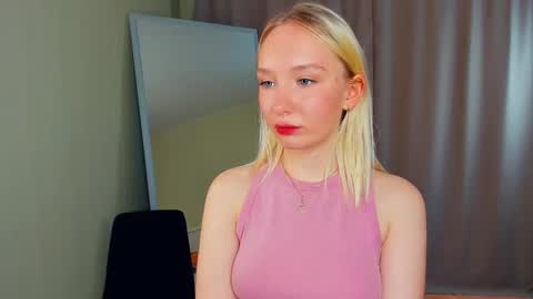 Snapshot of mirtachebret chatting on November 1, 2025, 6:04 am Lucy online show from November 1, 2025, 6:04 am