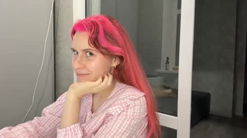 Snapshot of mishahartwigsen chatting on September 18, 2025, 5:15 pm Molly online show from September 18, 2025, 5:15 pm