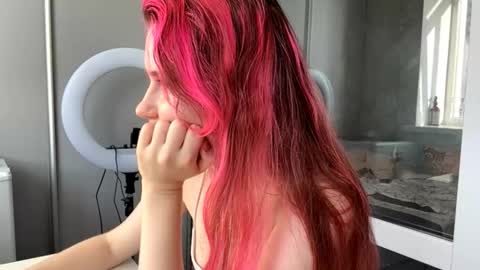 Snapshot of mishahartwigsen chatting on November 27, 2025, 11:12 am Molly online show from November 27, 2025, 11:12 am