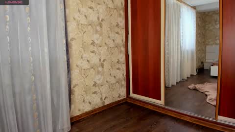 mishapallmer online show from November 25, 2025, 9:20 am