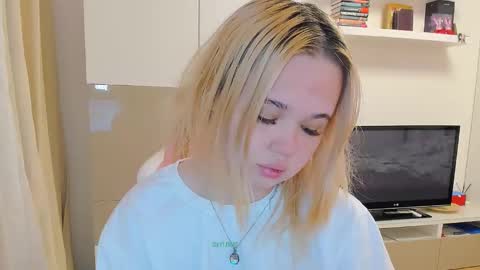 Snapshot of miss__selena chatting on February 15, 2025, 6:01 pm miss__selena online show from February 15, 2025, 6:01 pm