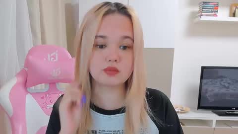 Snapshot of miss__selena chatting on February 18, 2025, 5:21 pm miss__selena online show from February 18, 2025, 5:21 pm