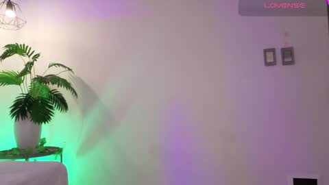 Snapshot of miss_lyra chatting on April 21, 2026, 8:12 pm online show from April 21, 2026, 8:12 pm
