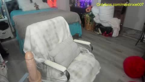 Trixie007 online show from November 13, 2025, 7:46 pm