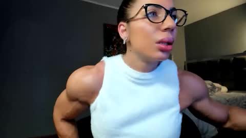 Alesyamuscledoll online show from April 5, 2026, 8:28 pm