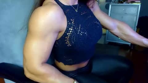 Alesyamuscledoll online show from April 13, 2026, 5:51 pm