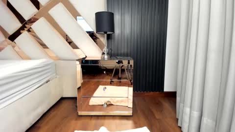 Sara Vanegas online show from April 13, 2026, 11:59 am