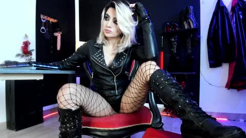 Snapshot of missdarklady chatting on December 17, 2024, 12:34 am Missdarklady online show from December 17, 2024, 12:34 am