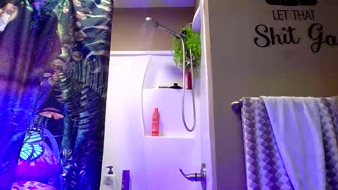 MissEeva online show from April 10, 2026, 4:06 am