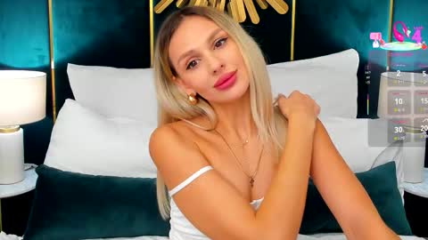 Snapshot of misslou_ chatting on October 22, 2025, 5:19 am Lou online show from October 22, 2025, 5:19 am