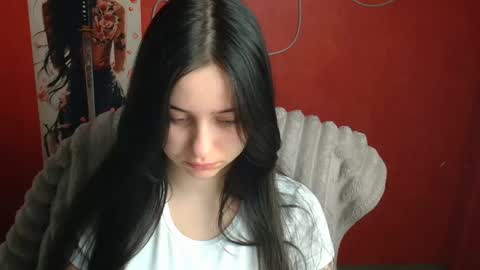 Mia online show from April 19, 2026, 11:42 am