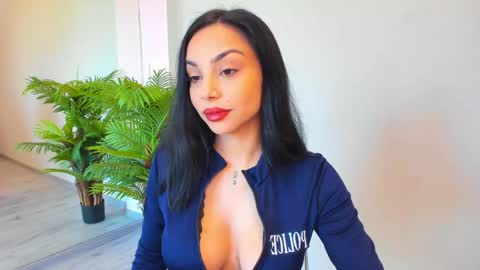 Sienna online show from April 20, 2026, 6:05 am