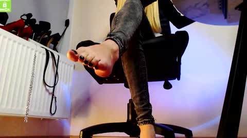 Snapshot of mistress__alice_ chatting on September 14, 2025, 5:12 pm  Mistress Alice  online show from September 14, 2025, 5:12 pm