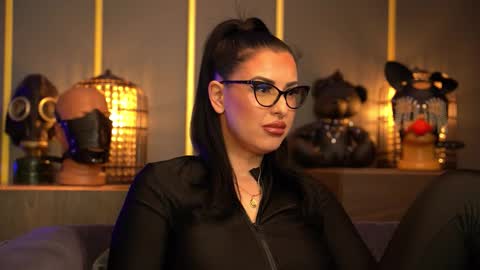 Snapshot of mistresskellykent chatting on February 21, 2026, 11:28 pm Mistress Kelly online show from February 21, 2026, 11:28 pm