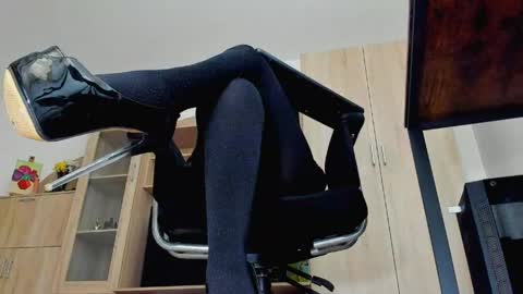 Snapshot of mistressmichelle5 chatting on May 5, 2026, 1:08 pm YourGoddessM online show from May 5, 2026, 1:08 pm