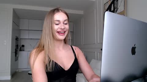 mistressuniverse online show from April 14, 2026, 11:49 am