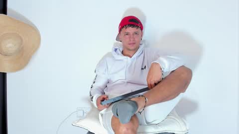 Snapshot of mitchellburns chatting on February 15, 2025, 5:19 am mitchell online show from February 15, 2025, 5:19 am