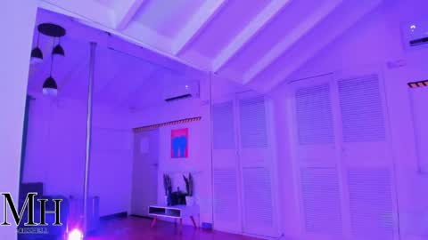 mizzhell_ online show from May 4, 2026, 8:43 am