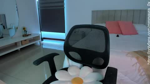 MAYRA   online show from April 16, 2026, 8:42 pm