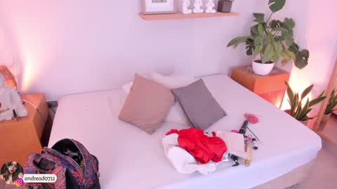 M o L l i E  online show from February 5, 2025, 11:55 am