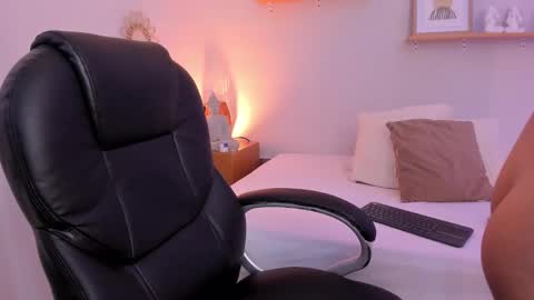 M o L l i E  online show from February 15, 2025, 11:50 am