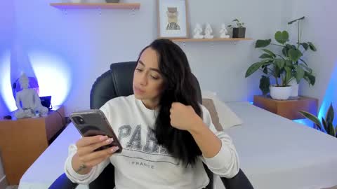 M o L l i E  online show from February 24, 2025, 12:26 pm