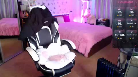 Molly Prvt is open online show from September 13, 2025, 8:14 am