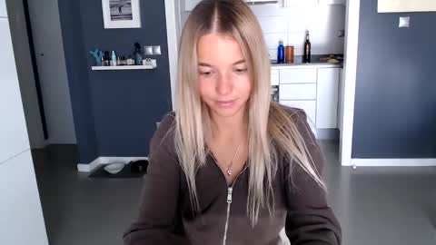 Molly online show from December 10, 2024, 1:33 pm