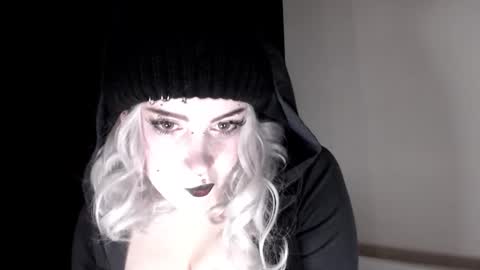 Molly Crow online show from December 23, 2025, 3:59 am