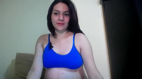 Snapshot of molly_fragance chatting on October 27, 2025, 6:23 pm Molly online show from October 27, 2025, 6:23 pm