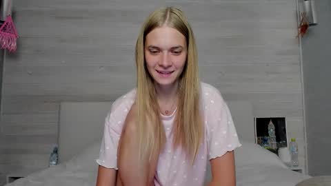 Snapshot of molly_hunt chatting on September 22, 2025, 3:30 am Molly Hunt online show from September 22, 2025, 3:30 am