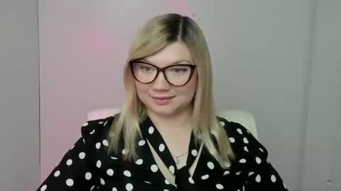 Molly online show from October 9, 2025, 6:06 pm