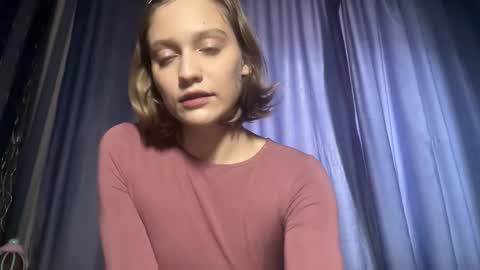 molly_poly online show from November 13, 2025, 9:52 am