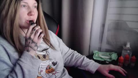 I have new photos come and see with love Molly online show from November 18, 2025, 12:53 pm