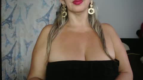 Snapshot of mollybunny01 chatting on September 21, 2025, 10:22 pm Molly Bunny online show from September 21, 2025, 10:22 pm