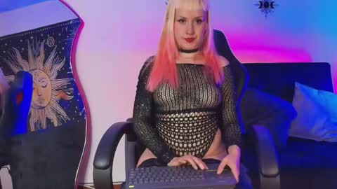 mollycb online show from June 3, 2026, 4:04 am