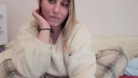 Snapshot of mollyforyou chatting on January 5, 2026, 10:24 pm Nica follow me online show from January 5, 2026, 10:24 pm